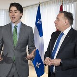 رئيس الحكومة الفدرالية جوستان ترودو (إلى اليسار) ورئيس حكومة كيبيك فرانسوا لوغو قُبيْل اجتماعهما اليوم في مونتريال.