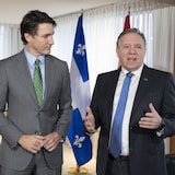 رئيس الحكومة الفدرالية جوستان ترودو (إلى اليسار) ورئيس حكومة كيبيك فرانسوا لوغو خلال اجتماعهما في مونتريال في 15 آذار (مارس) الفائت.