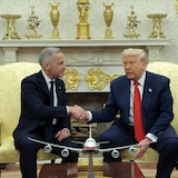 Le président des États-Unis, Donald Trump (à droite), rencontre le premier ministre canadien, Mark Carney, dans le bureau ovale de la Maison-Blanche.