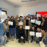 Des personnes tenant des feuilles de papier. 