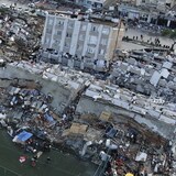Vista aérea de una ciudad con edificios destruidos y gravemente dañados.