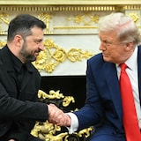 مصافحة في البيت الأبيض اليوم بين الرئيس الأميركي دونالد ترامب (ألى اليمين) والرئيس الأوكراني فولوديمير زيلينسكي.