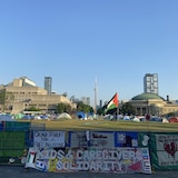 خيم في ساحة يتوسطها العلم الفلسطيني.