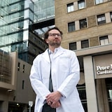 Le Dr. Rabi devant le Centre cardiaque Peter Munk à Toronto.