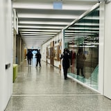 Des étudiants marchent dans un corridor.