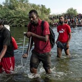 Une file de migrants traversant le Rio Grande.