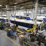 خط التجميع في مصنع ’’نوفا باص‘‘ للحافلات في مدينة سان أوستاش في مقاطعة كيبيك.