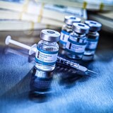 Des fioles de vaccins posées sur une table.