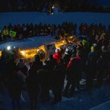 Des personnes se sont rassemblées pour une veillée en mémoire des femmes et des filles autochtones disparues ou assassinées au cercle de célébration Oodena, à La Fourche, le 4 décembre 2022.  