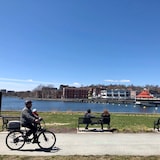 Une personne circule à vélo aux abords du lac des Nations à Sherbrooke.
