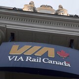 Le logo de VIA Rail devant une station ferroviaire à Halifax.