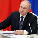Vladimir Putin nakaharap sa mikropono.