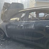被烧毁的车。