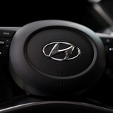 Le logo de Hyundai Motors sur le volant d'une berline Sonata.