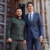 Nag-pose sina Zelenskyy at Trudeau sa harap ng Parliament.