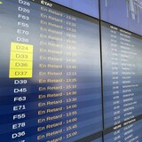 Un tableau d'état des vols de l'aéroport Pearson montrant une longue liste de vols en retard.