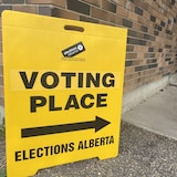 لافتة تشير إلى مكتب انتخاب.
