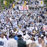 لقطة من الـ’’مسيرة مع إسرائيل‘‘ في تورونتو أمس. 