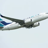 Un avion de WestJet dans le ciel. 
