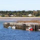 Le quai et des bateaux.