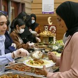 نساء يتناولن إفطاراً رمضانياُ.