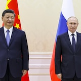 Xi Jinping et Vladimir Poutine devant les drapeaux de leur pays