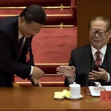 2017 年 10 月 18 日,中国国家主席习近平在北京人民大会堂举行的第十九届党代会开幕式上发表讲话后，与前中国国家主席江泽民握手。