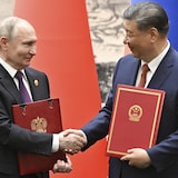 中国国家主席习近平（右）与俄罗斯总统普京握手。