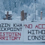 Una barricada y un cartel que explica que más allá de este punto comienza el territorio indígena.