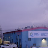 Un édifice avec la bannière d'Énergie Yukon.