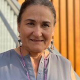 Une femme souriant à la caméra en juillet 2023.