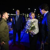 Volodymyr Zelensky, Justin Trudeau and Olena Zelenska who received a welcome bouquet of flowers.