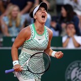 Une joueuse de tennis exprime sa joie en criant pendant un match.