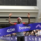 Un maratonista cruza la línea de meta.