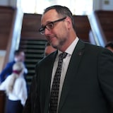 Jean-François Roberge se dirigeant vers le Salon rouge.