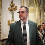 Jean-François Roberge en mêlée de presse à l'Assemblée nationale.