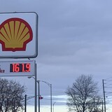 Un panneau indicateur du prix de l'essence.