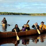 Indígenas en una canoa tradicional.