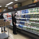 Mga mamimili sa loob ng grocery store.