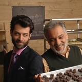 Une scène du film Peace by Chocolate montrant es acteurs syriens Ayham Abou Ammar et Hatem Ali tenant une plaque de chocolats.