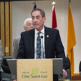 El alcalde de Côte Saint-Luc, Mitchell Brownstein.