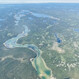 Un paisaje boreal visto desde el aire con ríos que serpentean por la tierra.