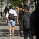 Des étudiants marchent dans le secteur de l'Université McGill.