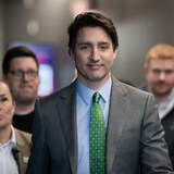 Justin Trudeau marche, entouré de son équipe.
