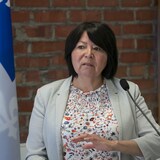 La présidente de Femmes autochtones du Québec, Marjolaine Étienne, parle devant un micro.