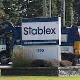 Une pancarte où l'on peut lire « Stablex solutions environnementales » devant un camion à déchets, à l'entrée du site de l'entreprise.