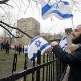 Mga pro-Palestinian at pro-Israel protesters sa kampus ng McGill.