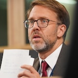 Le commissaire à la langue française du Québec, Benoît Dubreuil, tient une feuille dans ses mains.