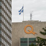 Le siège social d'Hydro-Québec se dresse sous un ciel gris.