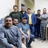 Ces travailleurs migrants expérimentés basés à Langley, en Colombie-Britannique, donnent des conseils aux candidats à l'immigration latino-américaine pour faire de leur arrivée au Canada une expérience positive.  